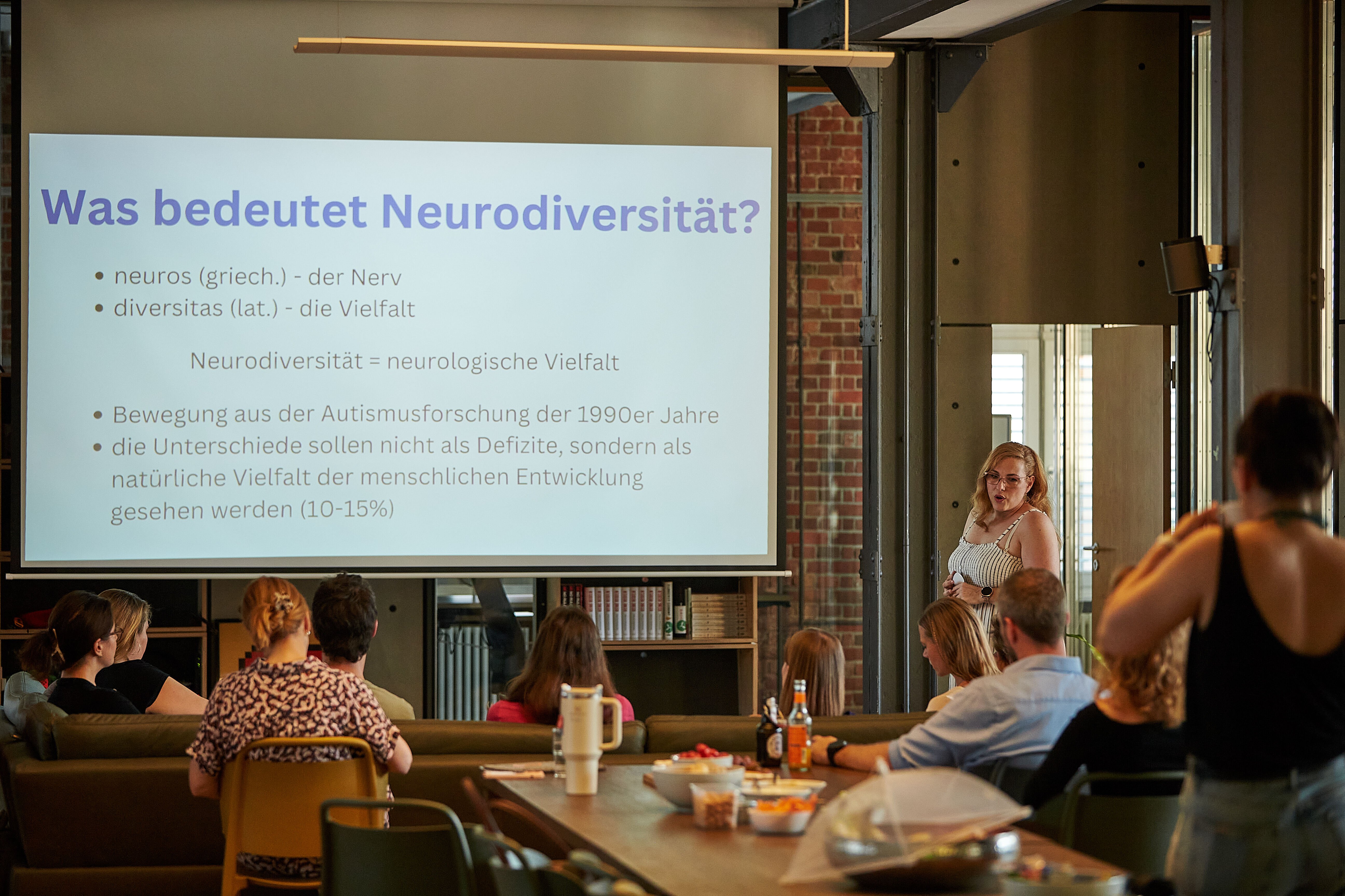 Eine Präsentation zum Thema Neurodiversität in einem Seminarraum mit Zuhörenden.